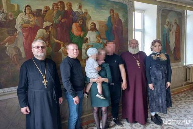 В Орле покрестили бойца СВО и его ребёнка