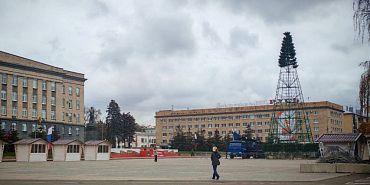 На главной площади Орла устанавливают елку