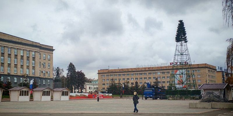 На главной площади Орла устанавливают елку