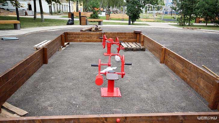 Фоторепортаж: в детском парке Орла устанавливают аттракционы