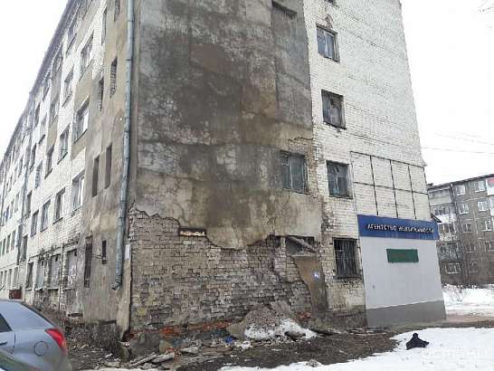 Фотофакт: в Орле рассыпается общежитие, в котором находится ОМВД