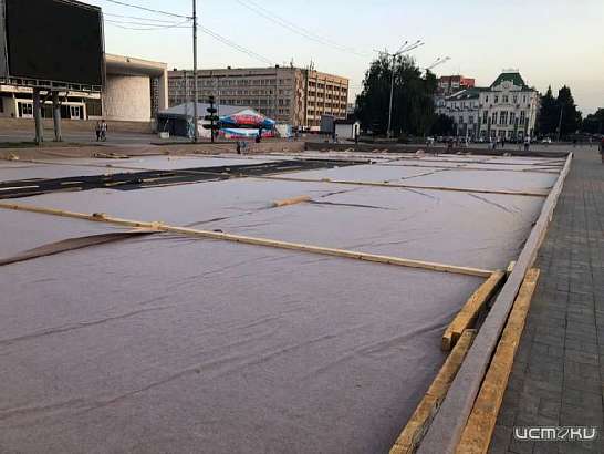 Поиграем? На площади Ленина начали оборудовать волейбольную площадку