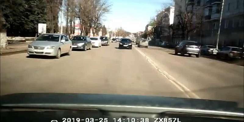 Видео: в Орле нетерпеливый водитель «Шкоды» объехал пробку по встречке