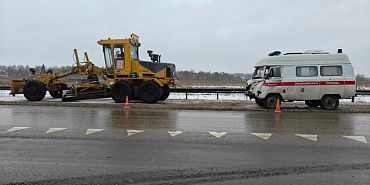 Под Орлом автомобиль «скорой помощи» столкнулся с автогрейдером Под Орлом автомобиль «скорой помощи» столкнулся с автогрейдером