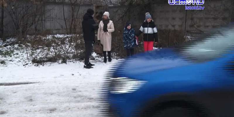 Минусы точечной застроки. Жильцы двух домов посреди промзоны много лет не могут добиться нормального подъезда к своим домам