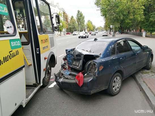 В Железнодорожном районе Орла не разъехались пассажирский автобус и иномарка
