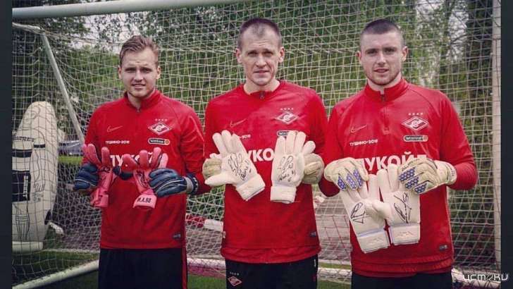 Перчатки с автографом Селихова разыграют на благотворительном аукционе