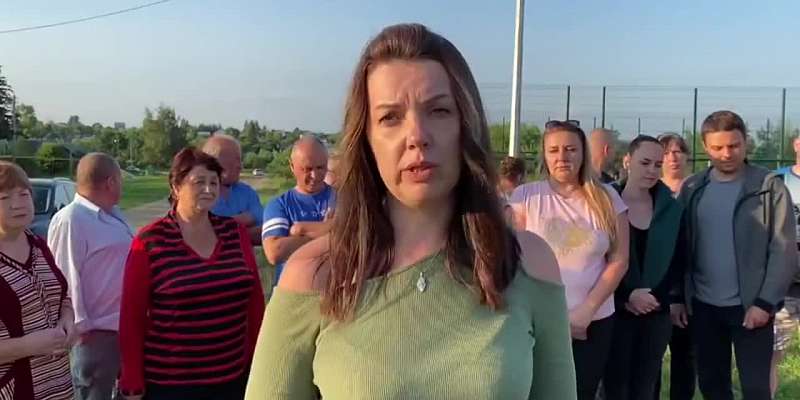 Власти проведут ямочный ремонт на бездорожье в Леженках. Жители записали по этому поводу обращение к Путину