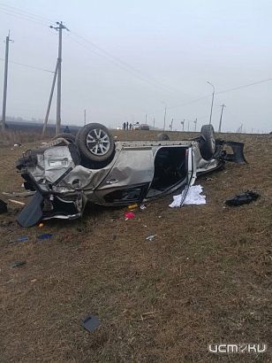 Хотел обогнать: под Орлом столкнулись две легковушки и улетели в кювет