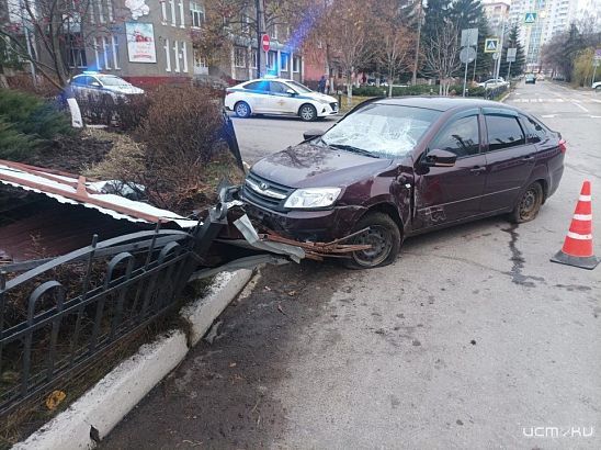 Водитель-пенсионер погиб за рулем «Лады», въехав в металлический забор Водитель-пенсионер погиб за рулем «Лады», въехав в металлический забор