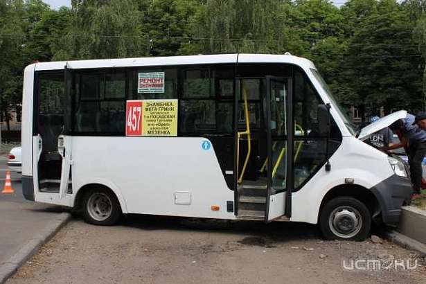 Следователи разбираются в причинах утренней аварии с маршруткой в Орле