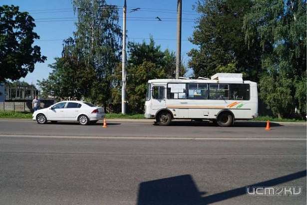 В Орле не разъехались маршрутка и «Opel»