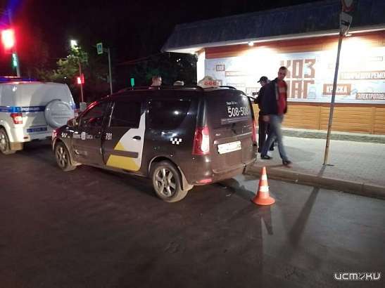 В Орле рядом с остановкой на ул. Октябрьской такси сбило пешехода