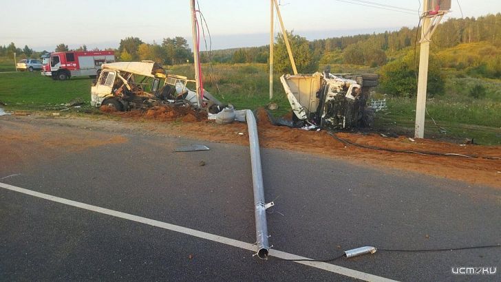 Под Орлом большегруз протаранил автобус, а потом врезался в столб