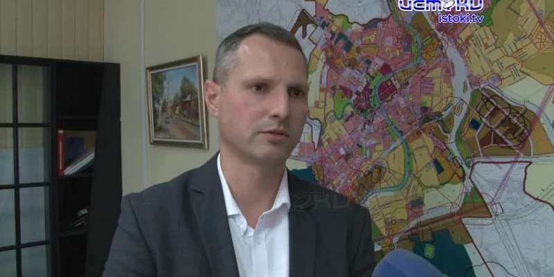 Полуразвалившаяся клумба, разбитые фонари, повсюду бычки и мусор... Так встречает Советский район жителей и гостей города