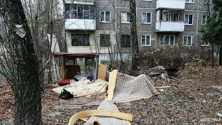 Фотофакт: бездомный обустроил жилище во дворе орловской пятиэтажки