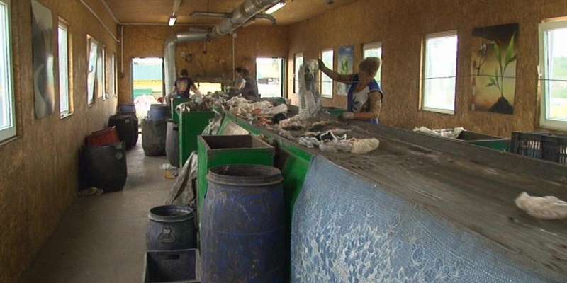 На заводе в Орле рабочий получил смертельную травму при сортировке мусора