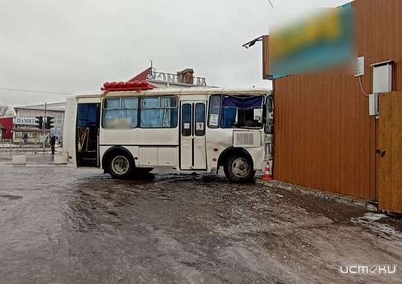 Из-за гололедицы во Мценске автобус протаранил киоск Из-за гололедицы во Мценске автобус протаранил киоск