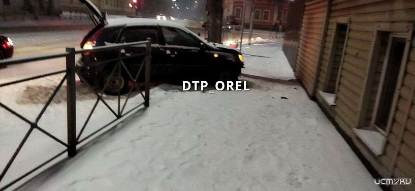 Глазами очевидцев: в Орле легковушка протаранила пешеходное ограждение