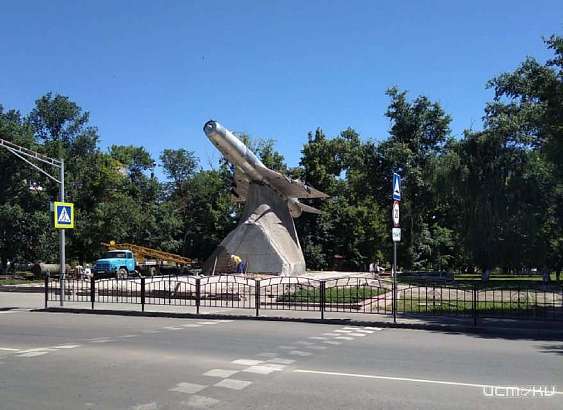 В преддверии Дня города в Ливнах вернули на прежнее место рухнувший самолет