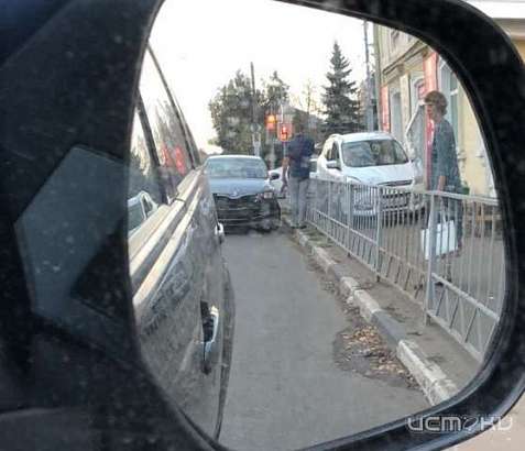В Орле на ул. 1-й Посадской «Форд» вылетел на тротуар и протаранил дверь магазина 