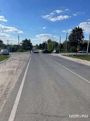 На одном из сельских перекрестков Орловщины автомобиль протаранил мотоцикл