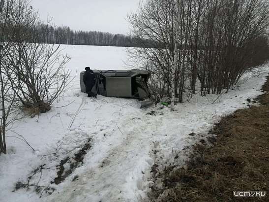 С орловской трассы съехал и опрокинулся «ВАЗ»