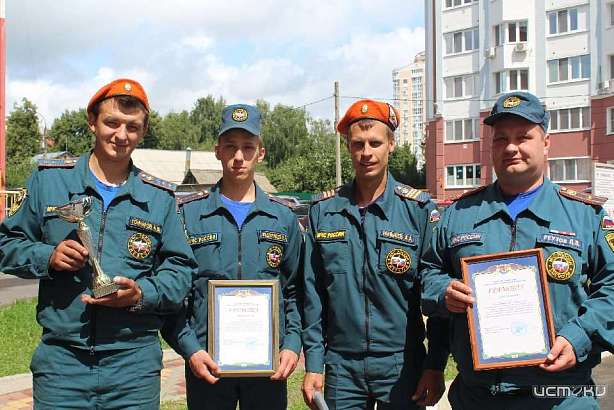 Фоторепортаж: в Орле пожарные соревновались в скоростном подъеме на высотное здание 