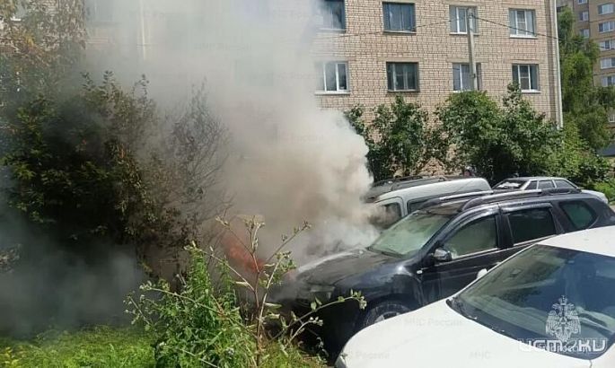 Три автомобиля пострадали при пожаре во Мценске