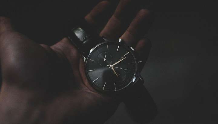 Орловчанин напал на знакомого в безлюдном месте и забрал часы и смартфон