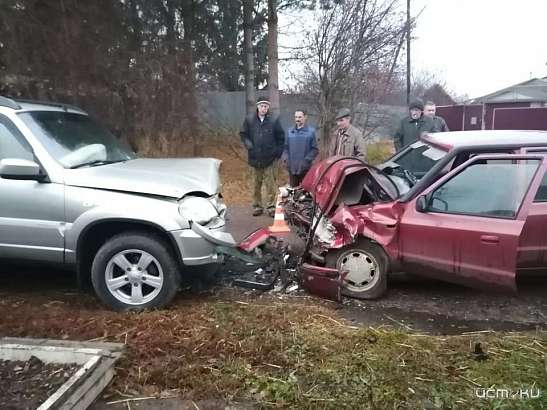 На трассе под Орлом столкнулись «Шкода» и «Нива». Три человека пострадали