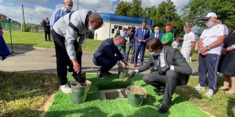 Заложил капсулу и подарил Клычкову мяч: Орел посетил экс-тренер «Локомотива» 