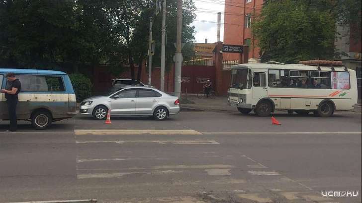 В Орле на пешеходном переходе микроавтобус сбил человека