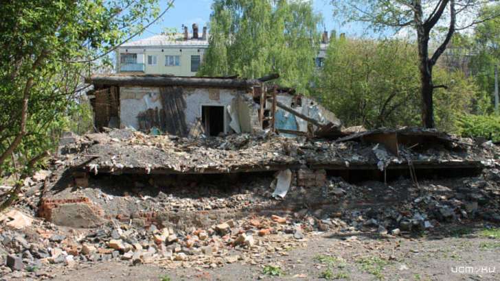 В Орле дети гуляют по развалинам полуразрушенного здания