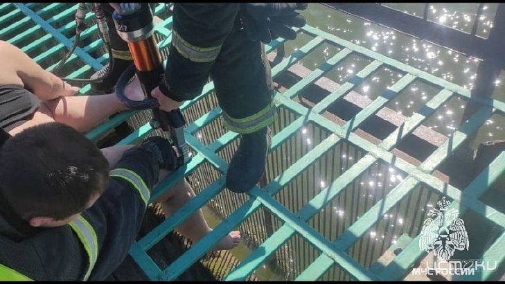 Девушке пришлось вызывать спасателей из-за застрявшей ноги