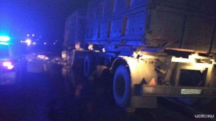 На Орловщине под колесами иномарки погиб водитель, чинивший КамАЗ на трассе