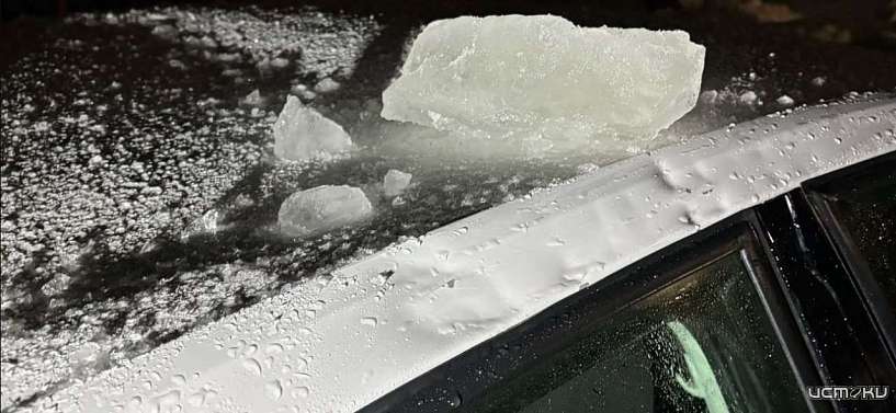 В Советском районе Орла на машину рухнула глыба льда