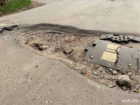 Во дворе одного из орловских домов разрушается асфальт