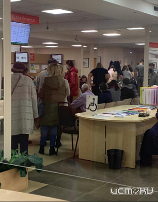 Глазами очевидцев: в МФЦ в разгар коронавируса запечатлели большие очереди