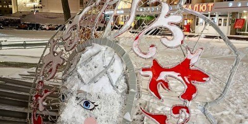 "Вот и праздникам конец". Орловчанин прислал нам фотографии демонтажа новогодних украшений