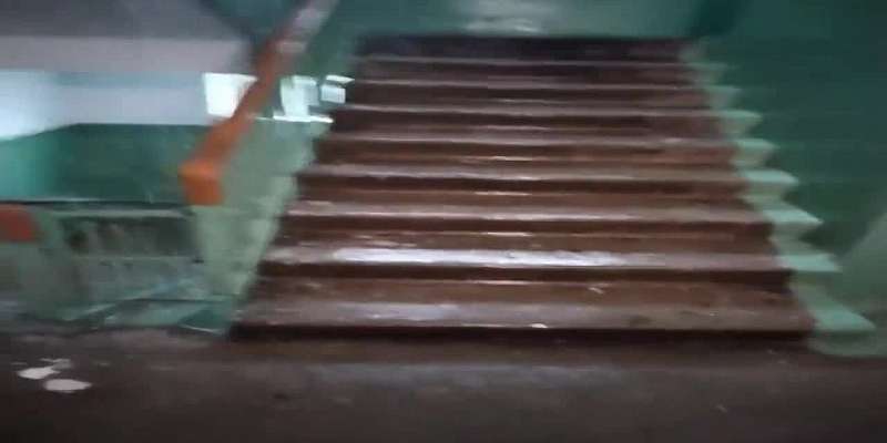 Хлещет как из ведра! В Орле подъезд затопило во время ливня: видео
