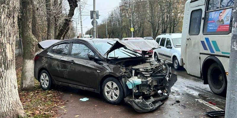 В Орле на Лескова произошло серьезное ДТП, парализовавшее утреннее движение