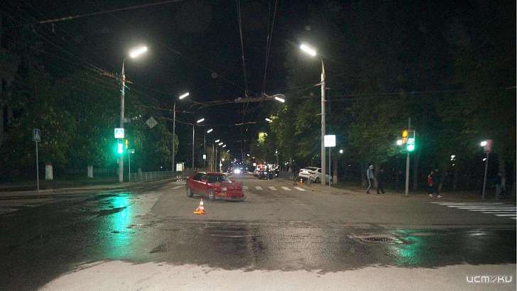 В Орле после столкновения с «Маздой» легковушку вынесло в сквер Гуртьева