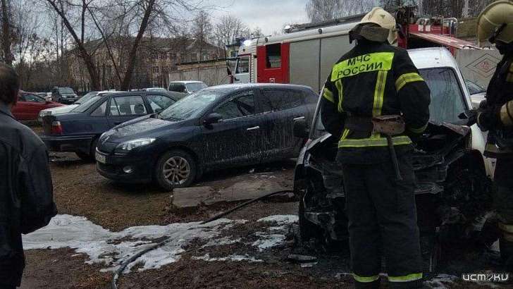 В районе больницы им. Семашко в Орле средь бела дня сгорел «Рено»