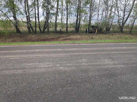 Под Орлом «ВАЗ» съехал в кювет и врезался в дерево. Водитель в больнице