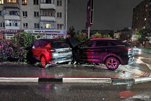 В Орле на Октябрьской два автомобиля угодили в кусты