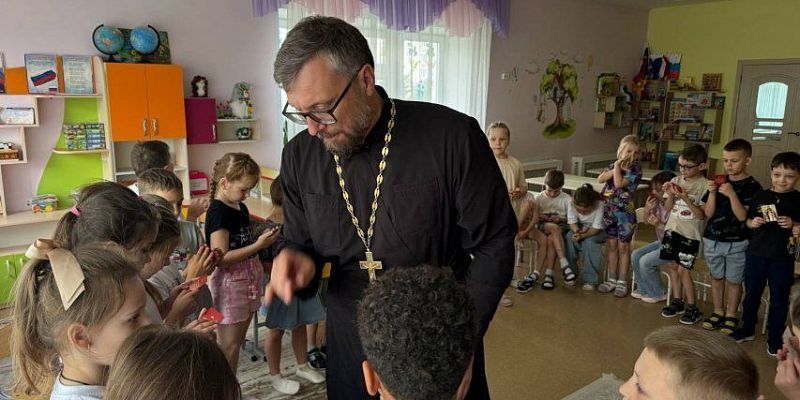 Настоятель орловского храма встретился с дошкольниками перед каникулами