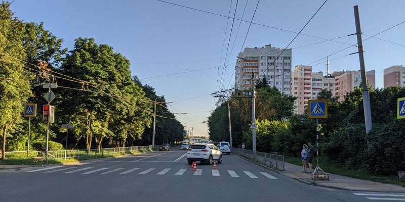 41-летняя женщина угодила под колеса иномарки на зебре в Орле