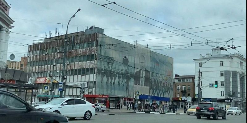 "То "зачем елки", то нет елки возле ЦУМа"