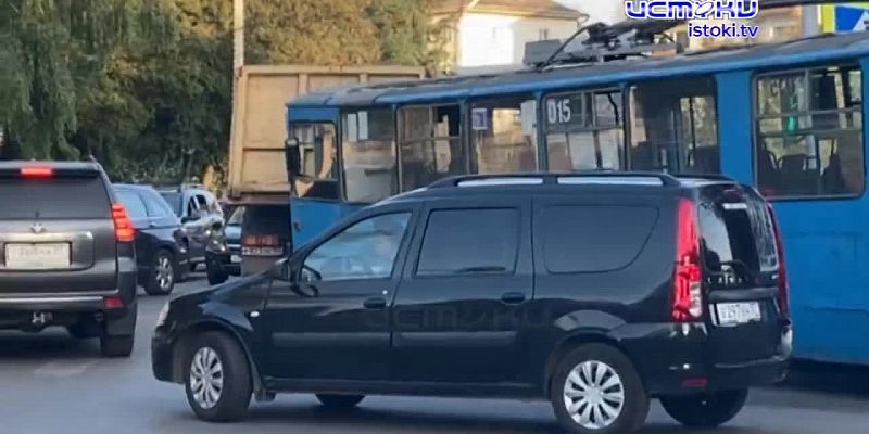 Экспресс-новости: троллейбус врезался в столб, строительство кампуса стартовало со скандала, а дом Лизы Калитиной снесли — все это и не только в нашей...